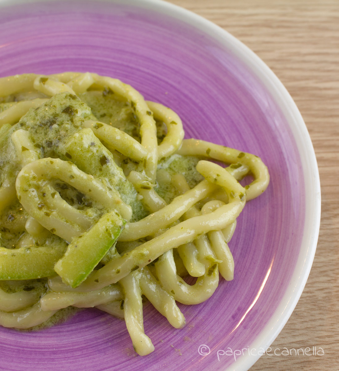 strozzapreti con zucchine in salsa di pesto