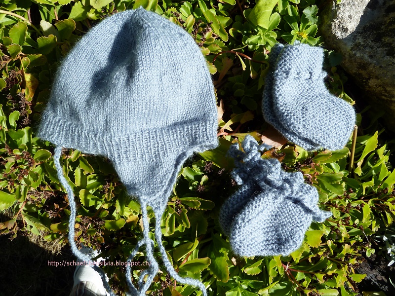 Kindermütze Mit Ohrenklappen Stricken Anleitung Kostenlos Schäfchen Silvia: Eine Babymütze mit Ohrenklappen und 2 Paar Babyfinkli