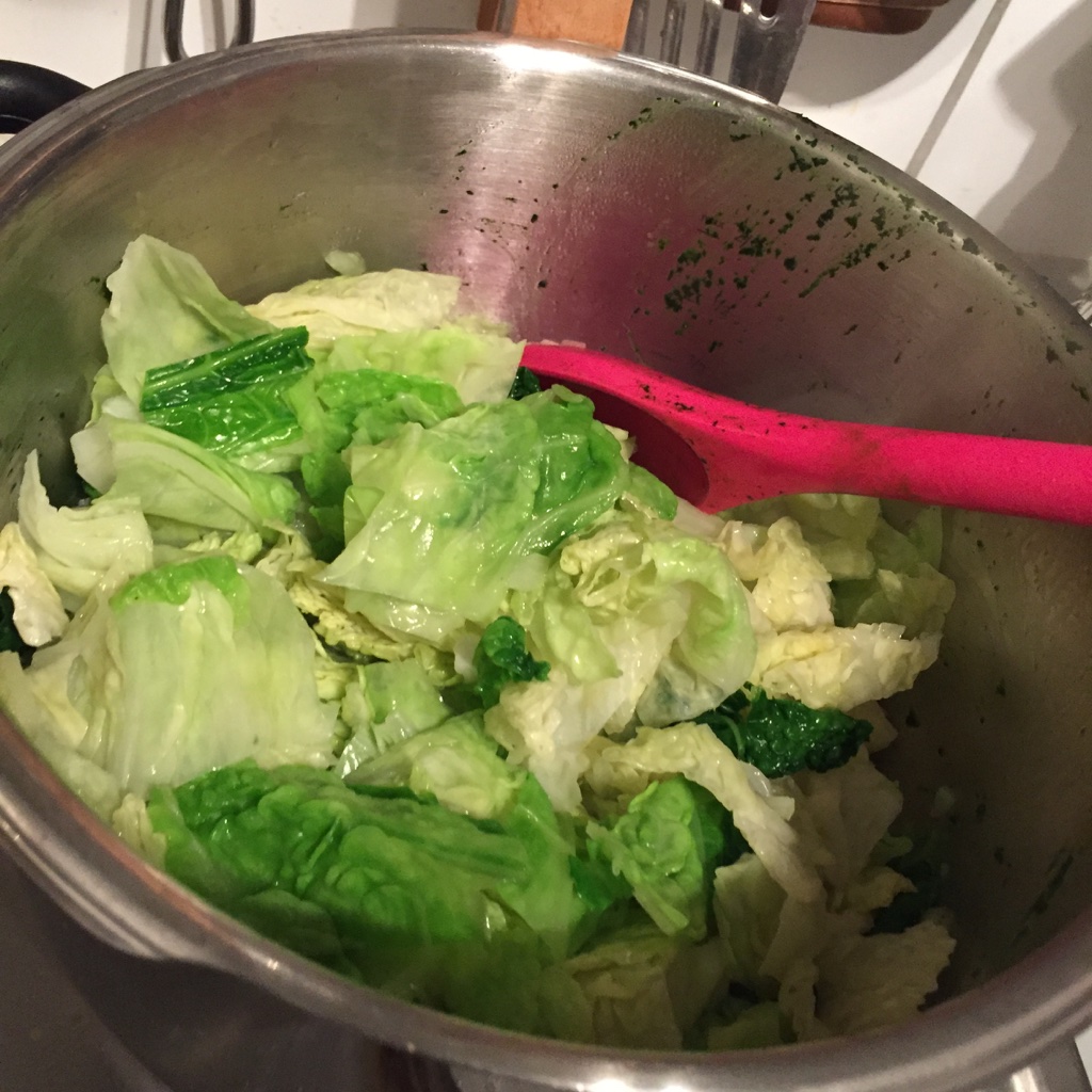 Pâtisserie Nadine: Spinatknödel auf Wirsing-Birnen-Gemüse Pâtisserie Nadine: Spinatknödel auf Wirsing-Birnen-Gemüse