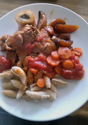 Osso Bucco à la mandarine accompagné des navets d'or laqués à la mandarine et miel toutes fleurs , des carottes du jardin des Frémaux et de conchiglies de la GAEC Thibault.