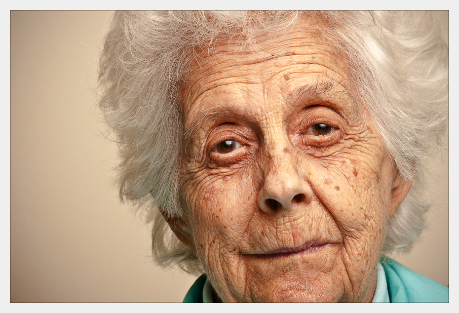 портрет старого человека. Less old. Less old. маргарет к бабушке. бабушка старенькая ходунки.