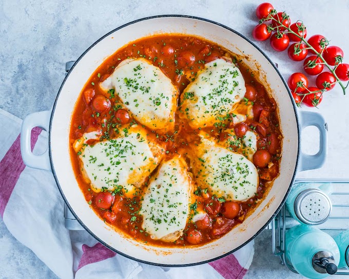 Baked Chicken With Mozzarella and Tomato Sauce