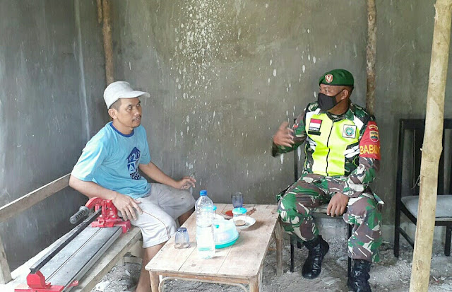 Babinsa Edi Sufriyadi Lakukan Komsos Dengan Pekerja Bangunan Babinsa Edi Sufriyadi Lakukan Komsos Dengan Pekerja Bangunan