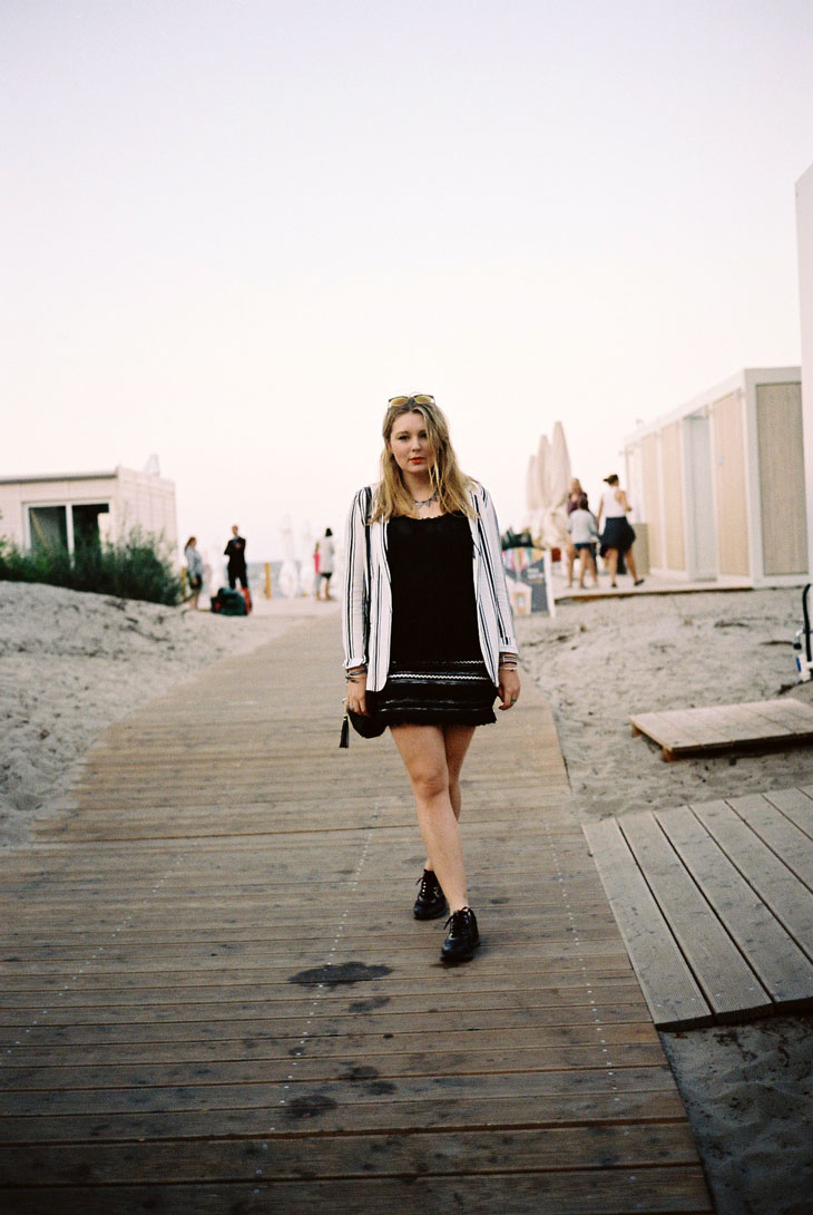 OVERDIVITY Spaziergang am Strand in Polen blazer, maritim, streifen, schwarze sneakers, molo, mole, polen, Sopot, Zoppot,