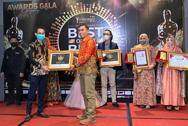 Kadis Parbud Kota Pariaman Dwi Marhen Yono menerima penghargaan Best Leadership %2526 Profesional