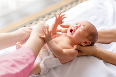 Waspada Iritasi Pada Kulit Bayi, Yuk Simak Cara Mengganti Popok Bayi Dengan Aman