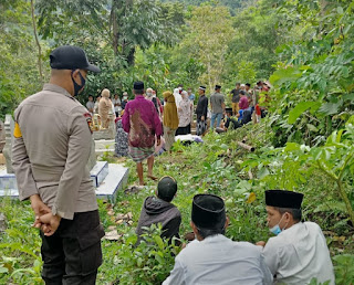 Turut Berbela Sungkawa, Bhabinkamtibmas Polsek Enrekang Hadiri Proses Pemakaman Imam Masjid Desa Ranga