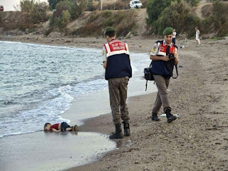 Imagem de menino morto na costa da Turquia gera comoção