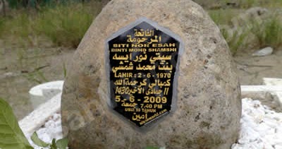 Hukum Tulisan Batu Nisan di Atas Kuburan