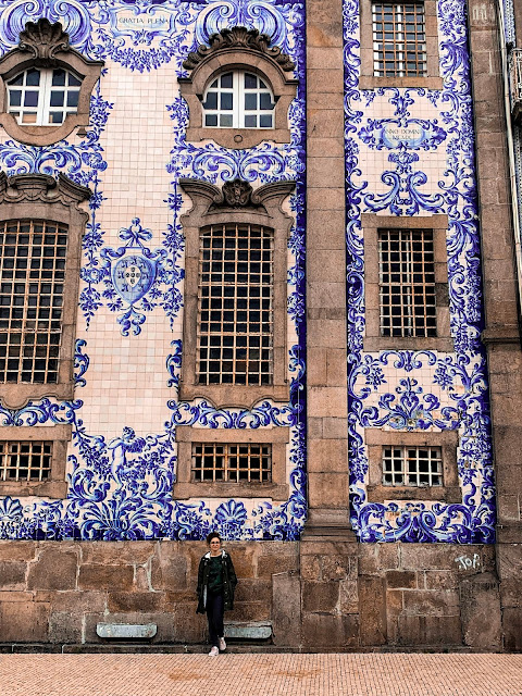 Jakie kościoły z ozdobami w postaci azulejos znajdziemy w Porto i które koniecznie trzeba zobaczyć? Niebieskie Kościoły w Porto zachwycają!