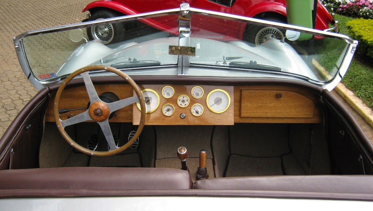 Painel em madeira bem equipado. O cubo central do volante, por segurança, perdeu a ogiva do modelo original.