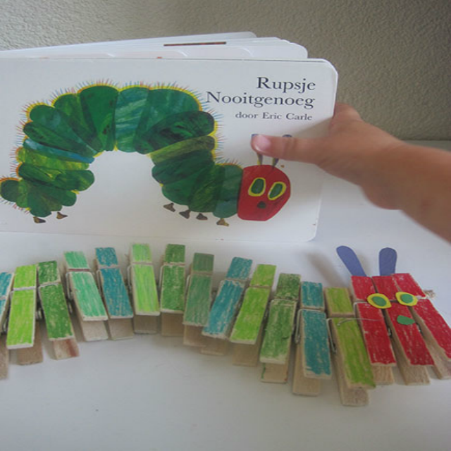 la pequeña oruga glotona con peluche