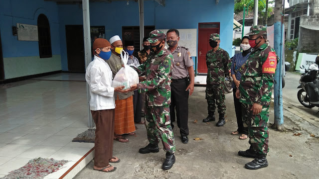 TNI-Polri Bagikan Sembako Kepada Masyarakat Dan Pengurus Masjid Di Desa Tanjungsari