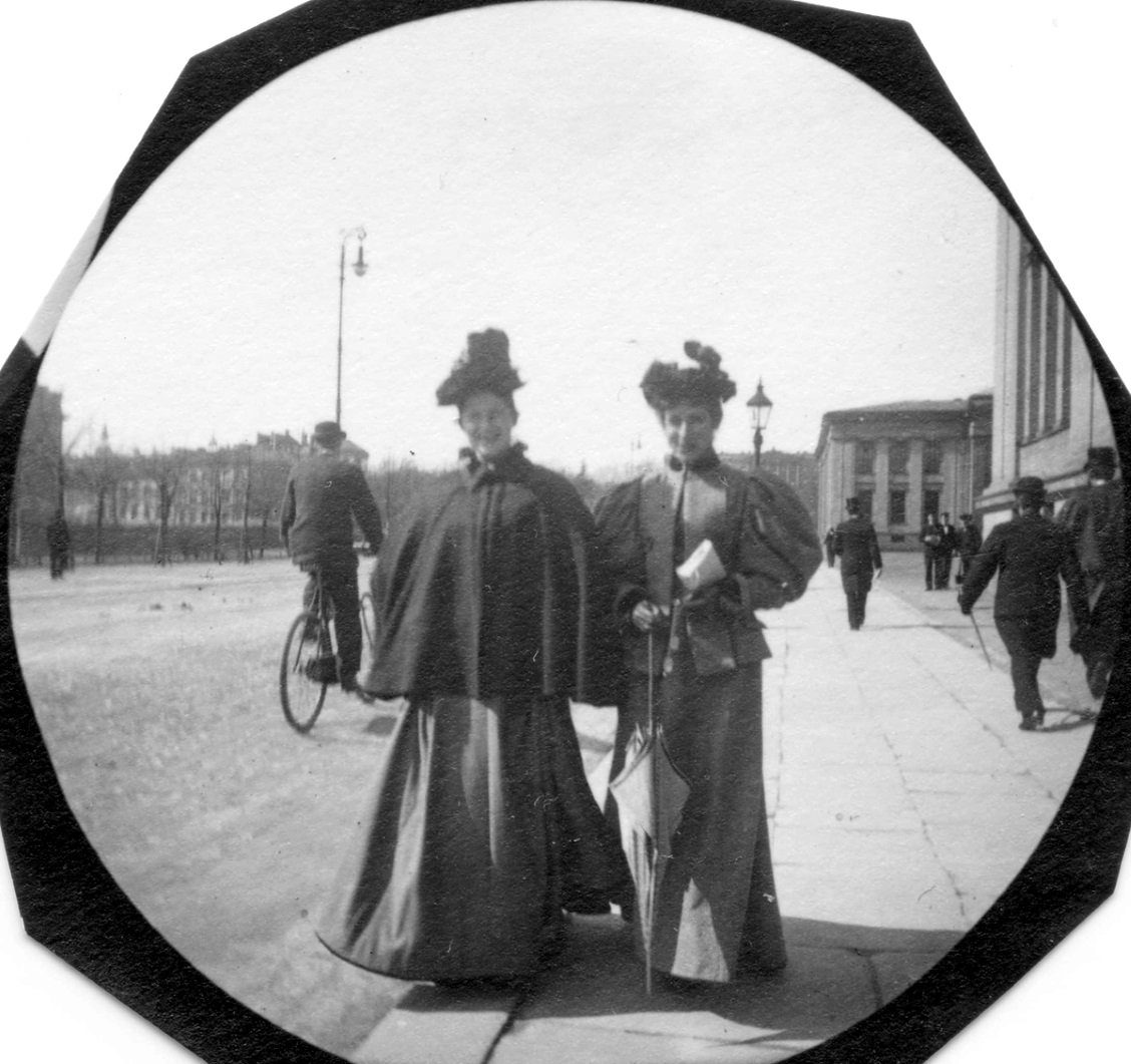 A Norwegian Student Used an Early Spy Camera to Take Candid Street Scenes of Oslo in the 1890s - 75