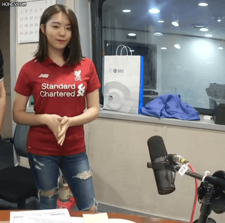 [연예] [움짤]         축구 유니폼 입은 김소혜 -  와이드섬