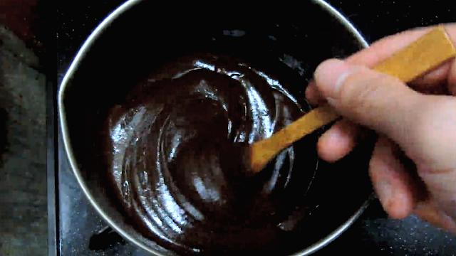 生クリームを鍋で沸騰直前まで温めたらビターチョコレートを加えて混ぜ合わせる