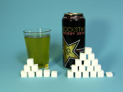 энергетик сколько сахара. сахар в газированных напитках. количество сахара в газированных напитках. сахара в энергетике кубиков. напитки с высоким содержанием сахара.