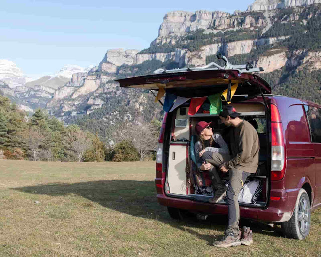 Alquiler de furgoneta camper Pareja con una camper en los pirineos