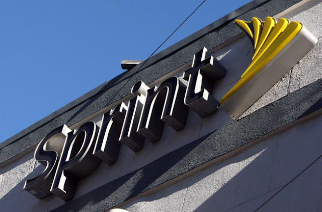 sprint q4 growth slashed but revenue gain on iphone