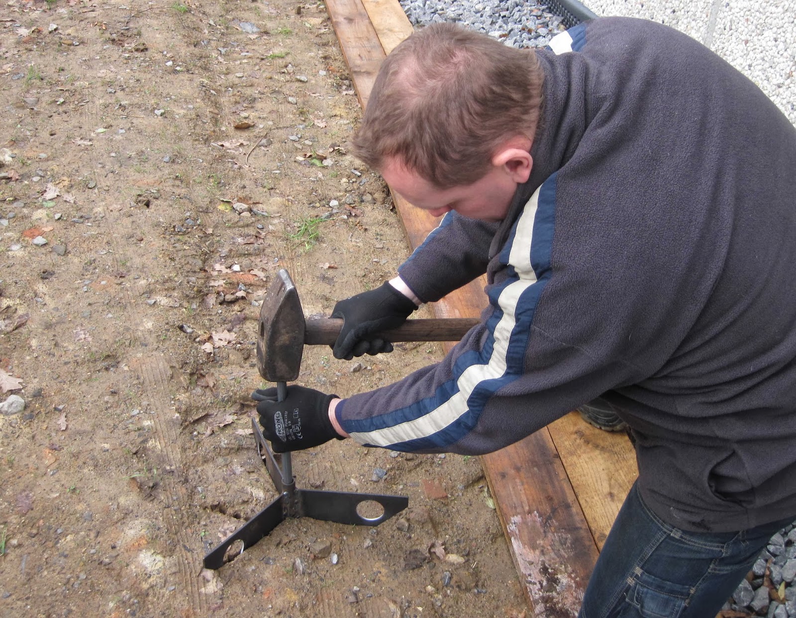 Teich- und Steckzäune von www.melabel.be: SONDERZUBEHÖR: Boden-Anker