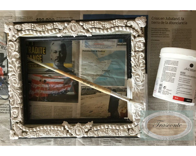 Aplicando gestos a molduras de pasta de papel en un marco desfasado