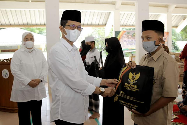 Amsakar Menghadiri Penyerahan Bantuan 1.300 Paket Imun untuk Santri dari Baznas Kota Batam Amsakar Menghadiri Penyerahan Bantuan 1.300 Paket Imun untuk Santri dari Baznas Kota Batam