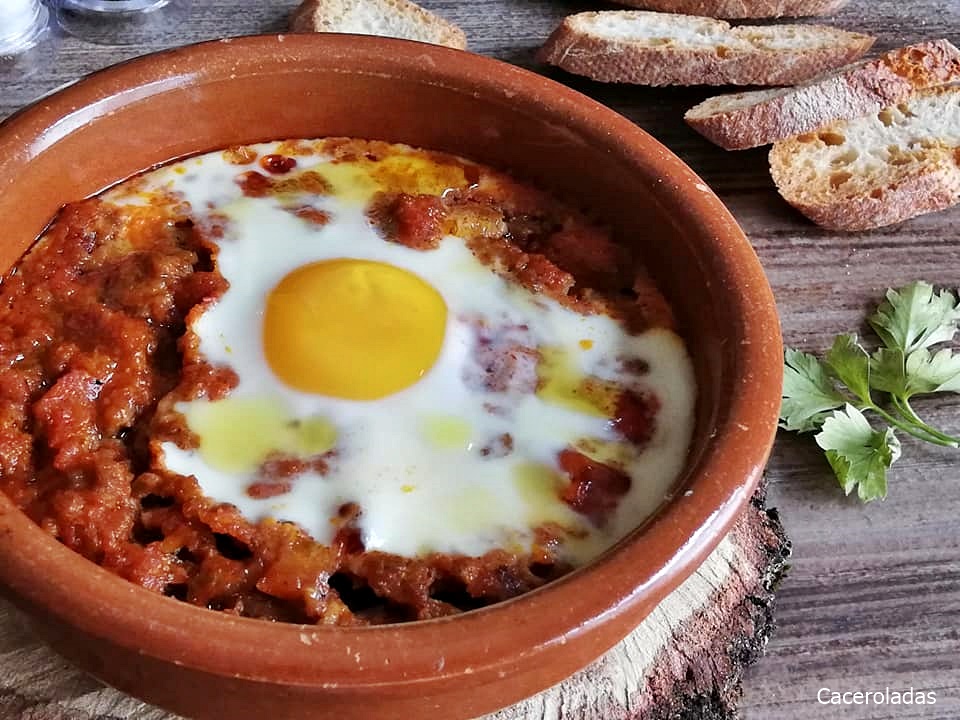 Huevos al plato con picadillo de carne picada | Caceroladas