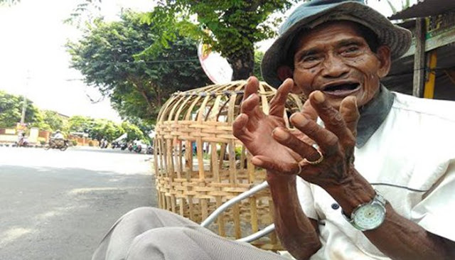 Berjalan Puluhan Kilometer Dengan Satu Kaki, Kakek Penjual Kurungan Ayam Ini Tidak Pernah Mengeluh