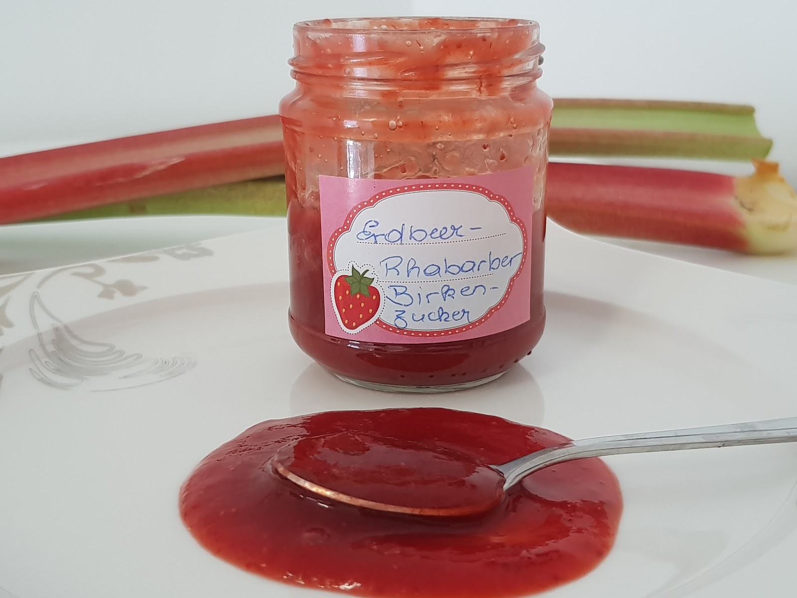Rhabarber- Erdbeermarmelade mit Birkenzucker Rhabarber- Erdbeermarmelade mit Birkenzucker