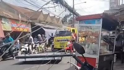 Truk Elpiji Nyangkut Kabel, Tiang Reklame Ambruk Menimpa Roda Pedagang di Bandung Barat 