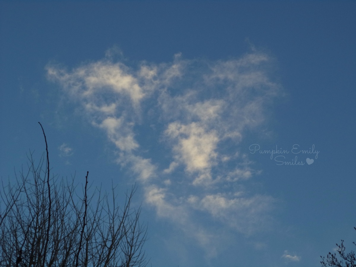 Clouds that look two people dancing with each other