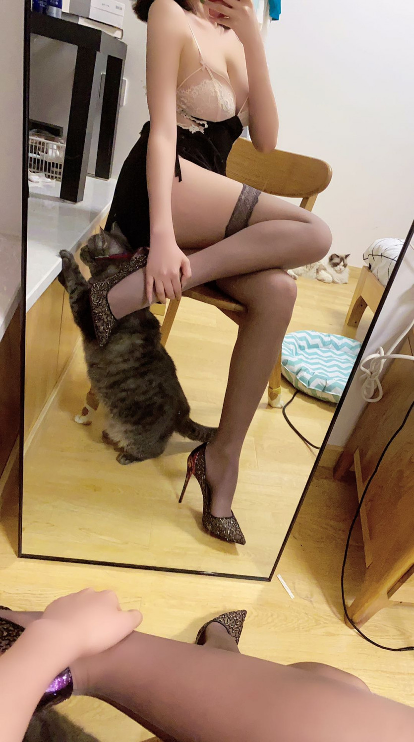 셀카 찍을 때마다 하나씩 사라지는 옷 - 디쁠