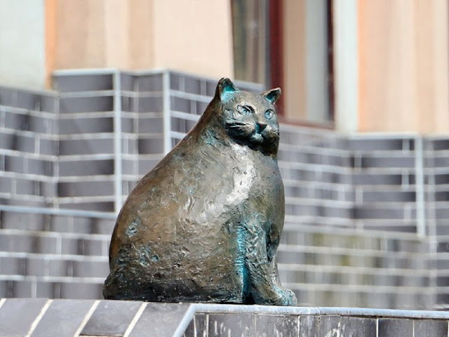 Скульптура «Кошка Базарина» у Нового рынка в Одессе