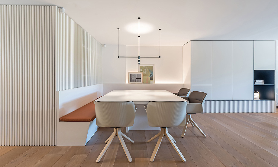 Marzua: Cálida combinación en blanco y madera por Manuel García Asociados