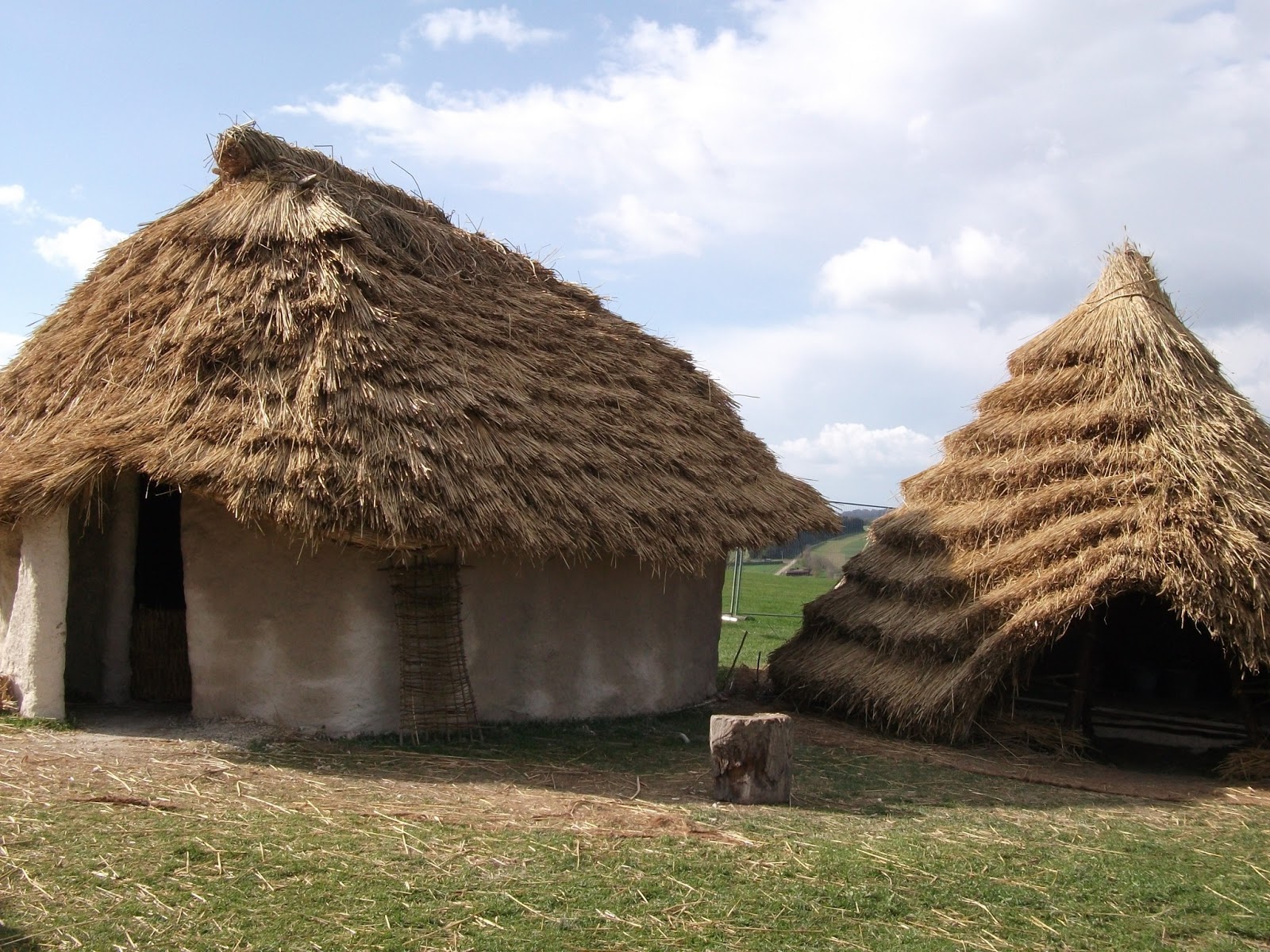 Первобытные дома. Малагасийцы жилища. Жилища неолита. Neolithic age. Глинобитные постройки и поселения неолита и бронзового века.