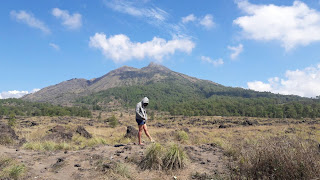 Sensasi Mandi Air Panas Dengan View Gunung dan Danau Batur
