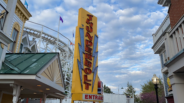 Thunderbolt Wooden Roller Coaster Entrance Six Flags New England