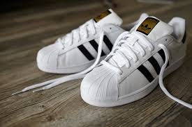 conchas adidas blancas con negro