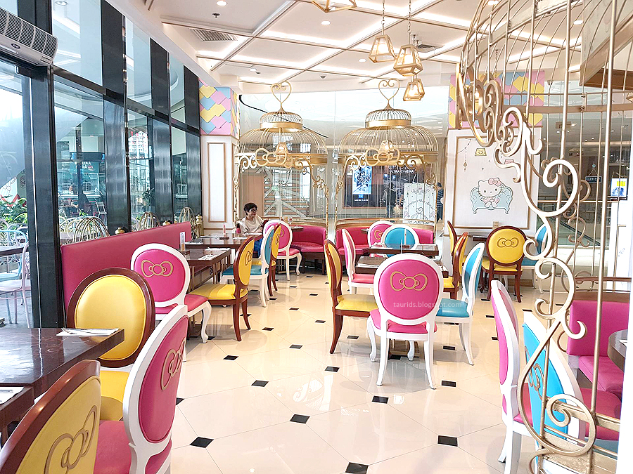 Hello Kitty Café | At Day's End