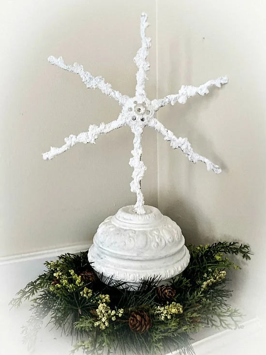 Metal star on stand with wreath
