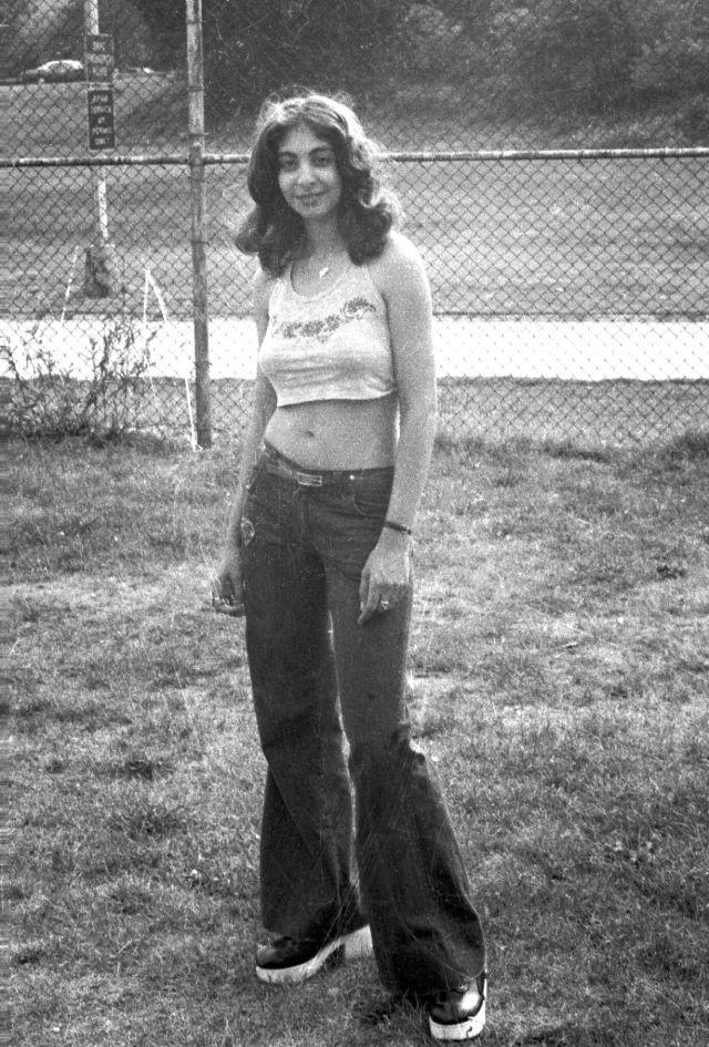 Cool Snaps of Young People in BellBottoms From the 1970s Vintage
