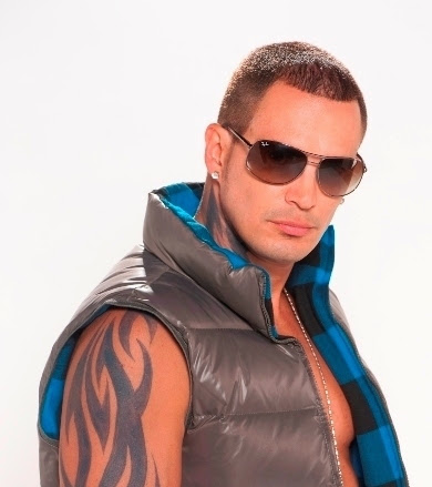 Jason. Es el líder de una banda de delincuentes.