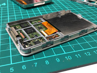 iPod classic 分解 組み立て 基板の取り付け
