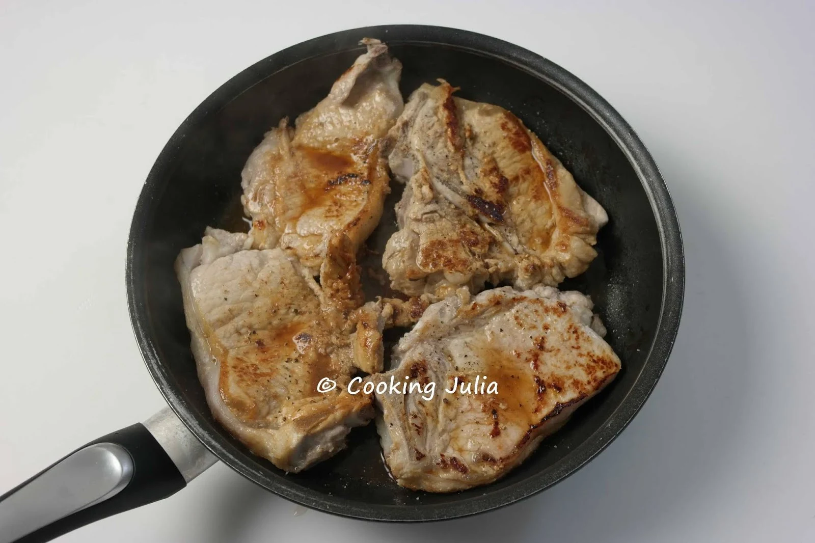 COOKING JULIA : CÔTES DE VEAU À LA CRÈME ET AUX CHAMPIGNONS