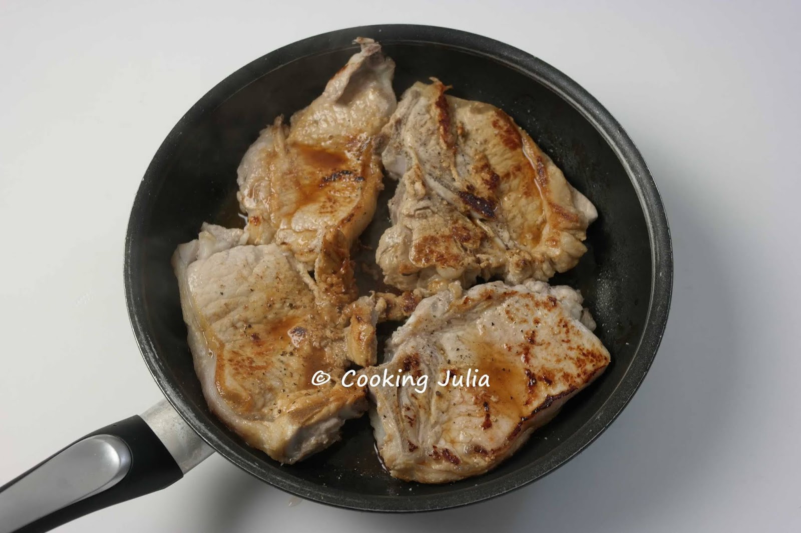 COOKING JULIA : CÔTES DE VEAU À LA CRÈME ET AUX CHAMPIGNONS