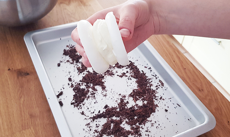 Montage merveilleux : meringue, chantilly et copeaux de chocolat