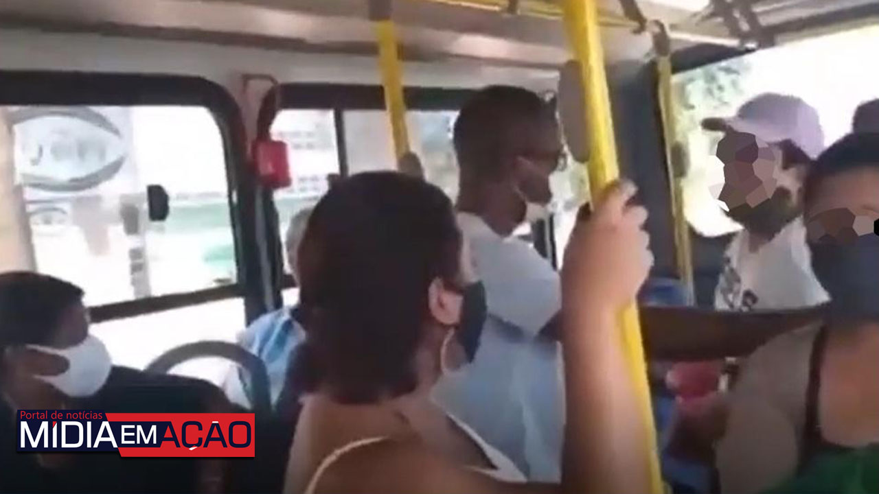 Vídeo: Mulher é presa após chamar rapaz de ‘macaco fedorento’ em ônibus
