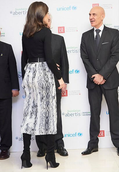 Queen Letizia wore a Falda snakeskin print midi skirt by Zara, which she had worn a few times in the past