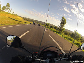 O dia continuava sem nuvens no céu.