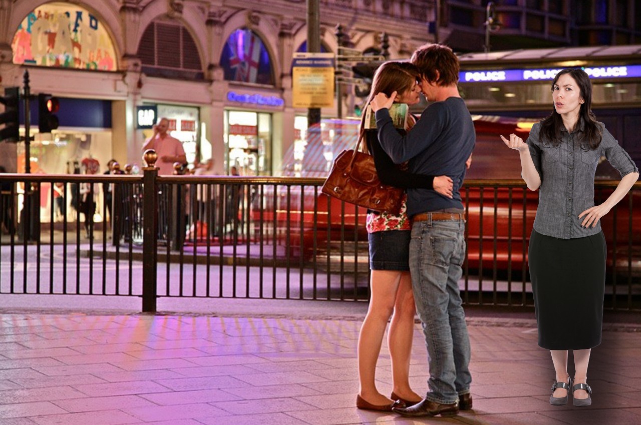 Мужчина встречает девушку. Поцелуй на улице. Влюбленные на улице. Парень и девушка на улице. Влюбленная пара на улице.